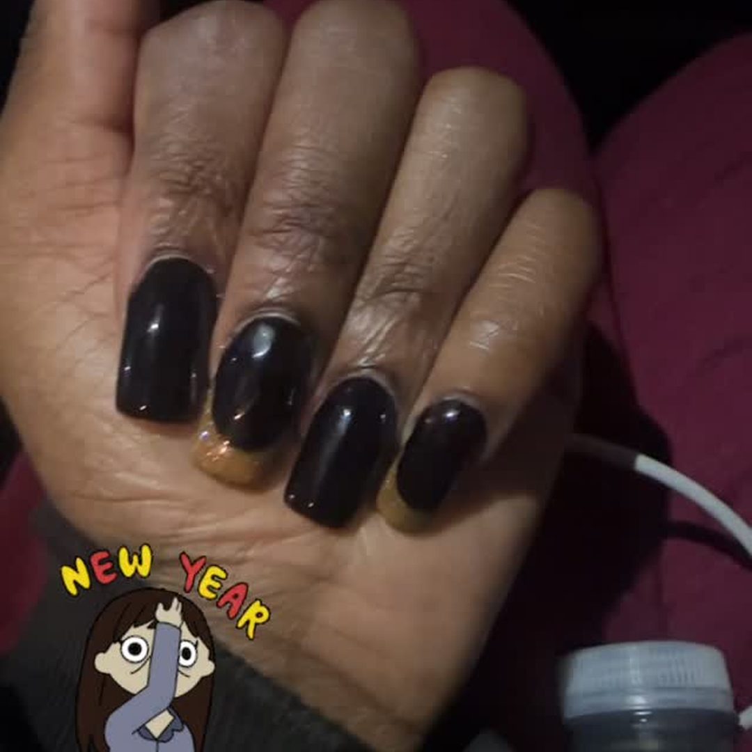 Ongles noirs longs